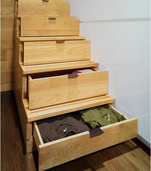 Cầu thang biến thành ngăn chứa tủ quần áo